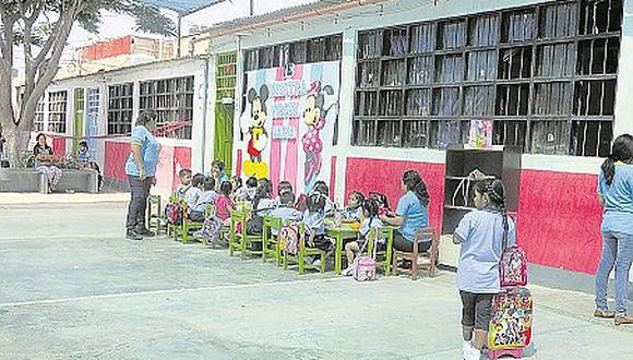 Menores estudian en el patio por daños en su colegio