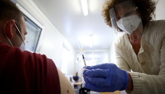 Conoce cuánto debes esperar para vacunarte si diste positivo al COVID-19 (Foto: Reuters).