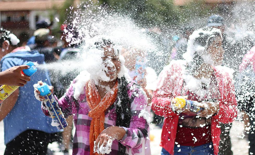 Cusqueños y turistas celebraron así el último día de Carnavales (FOTOS)