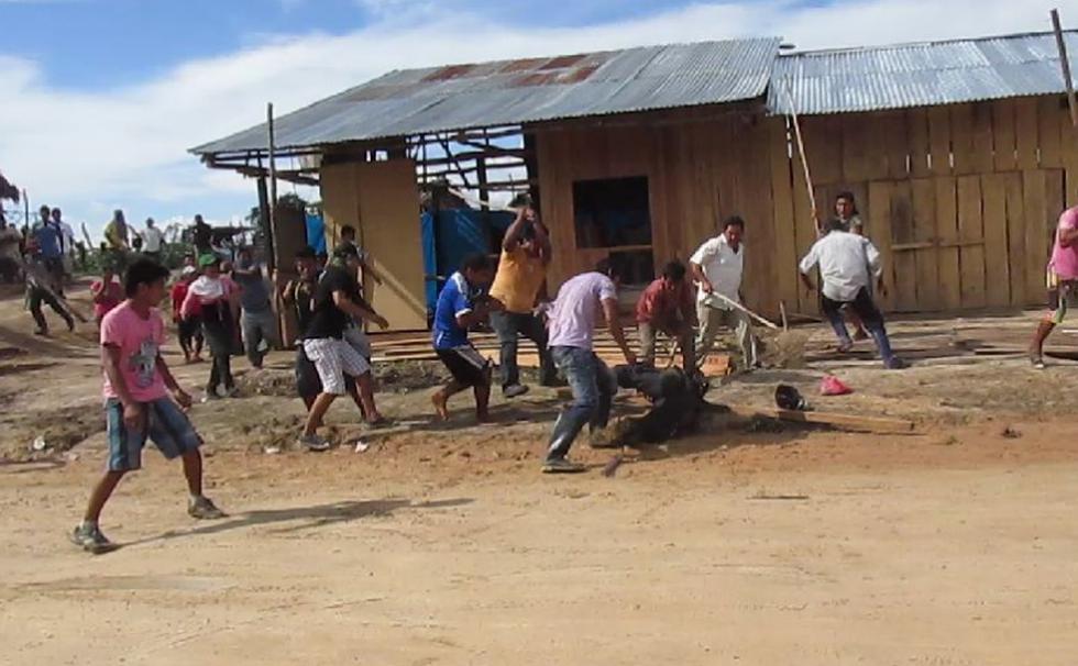 Iquitos: Pobladores "masacran" a policías (VIDEO)