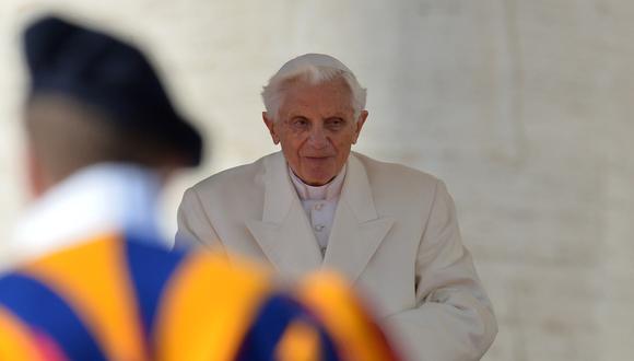 El Papa Benedicto XVI bendice a los fieles antes de dejar el altar al final de su última audiencia semanal el 27 de febrero de 2013 en la plaza de San Pedro en el Vaticano.  (Foto de GABRIEL BOUYS / AFP)