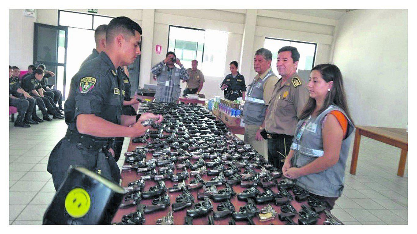 Sucamec dona 330 armas y 800 municiones a la Escuela de la Policía