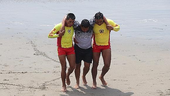 Rescatan a hombre en la playa de Huanchaco 