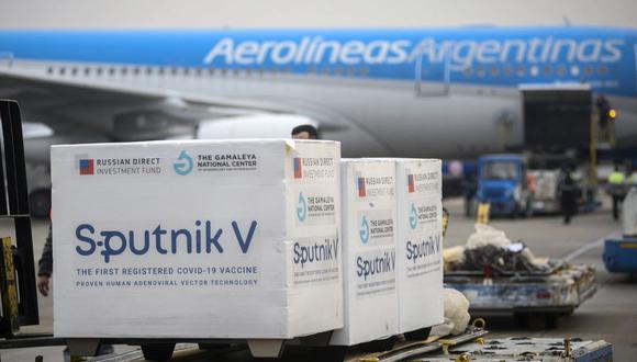 Imagen muestra contenedores con parte del envío de vacunas Sputnik V en el aeropuerto internacional de Ezeiza, en la provincia de Buenos Aires, Argentina, el 12 de julio de 2021. (Presidencia Argentina/AFP).