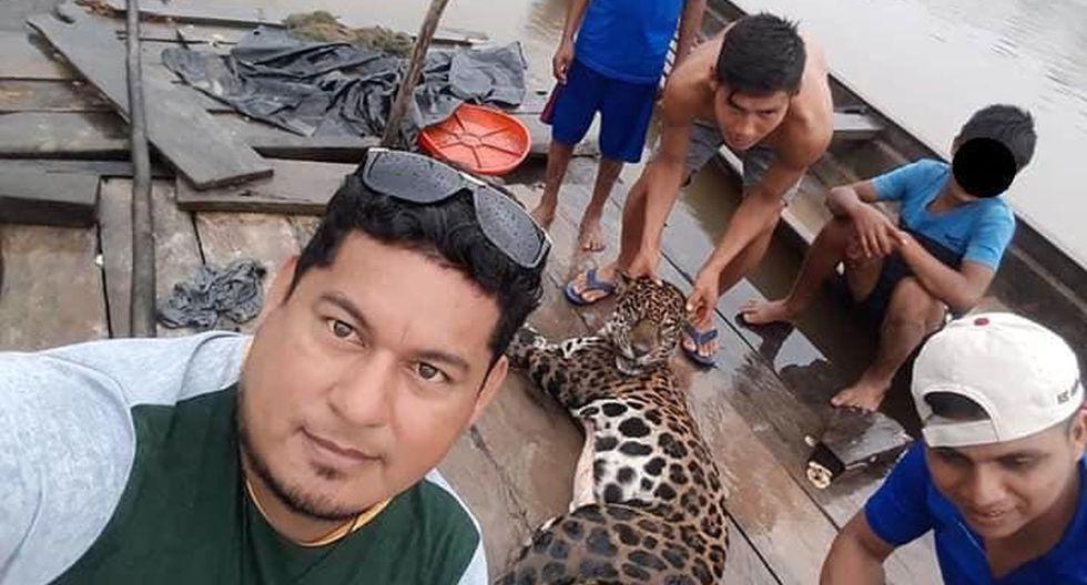 Estos hombres exhiben al felino muerto como un trofeo y la Policía ya está trabajando para identificarlos.