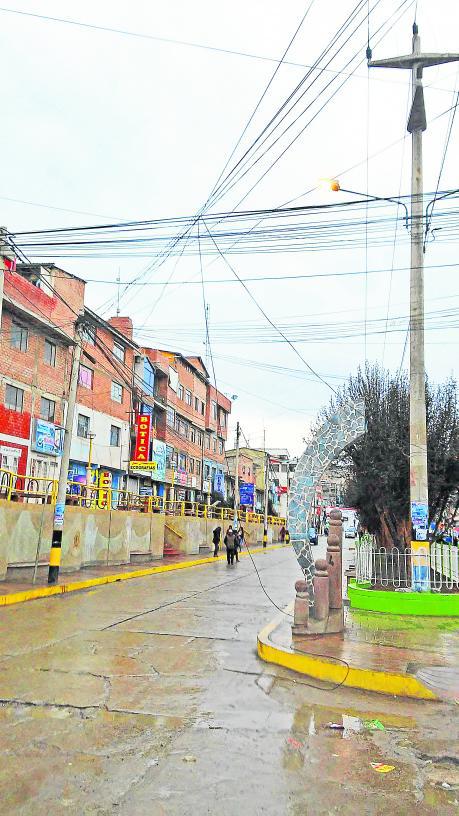Cables sueltos son un peligro para transeúntes
