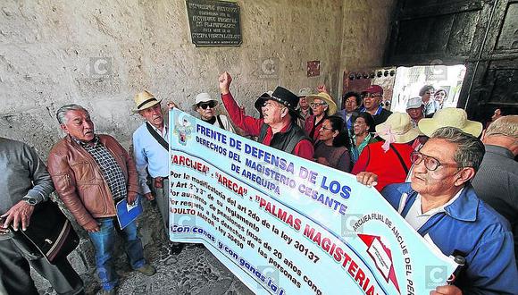 Docentes cesantes exigen a la UGEL Norte priorizarlos en pago de la deuda social 