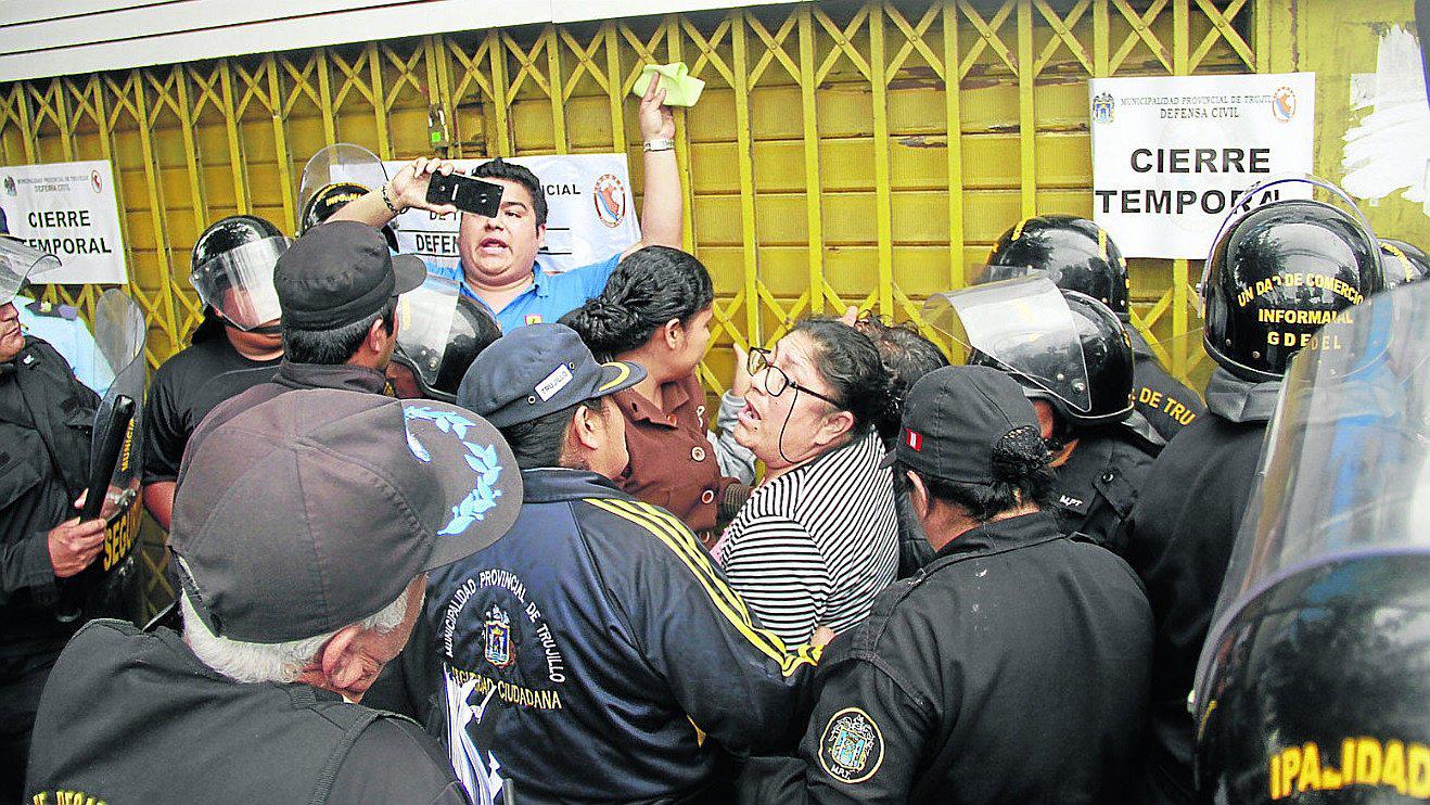 Entre protestas, la MPT cierra seis locales en avenida España