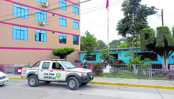 Darwing Cristian Gutiérrez Millones es auxiliado por su pareja y trasladado al centro de salud.