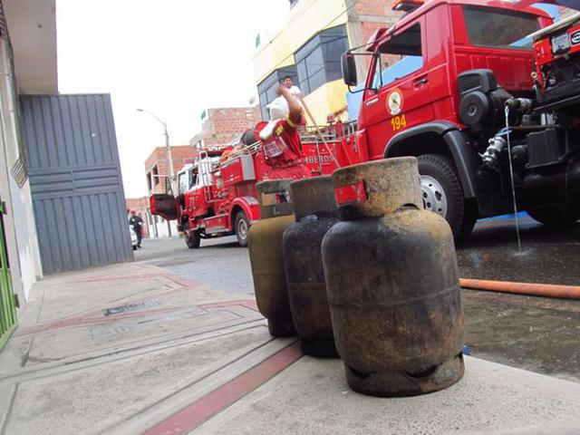 Familia se salva de incendio por fuga de gas