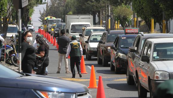 Hubo  críticas de conductores por el tráfico generado, además de dueños de comercios cercanos, que señalaron que serán perjudicados. (Foto: Leonardo Cuito)