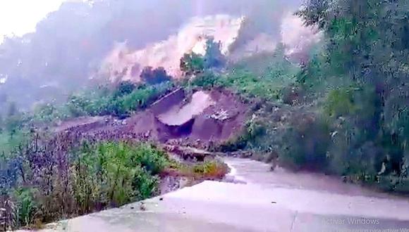 La naturaleza desató su fuerza sobre la carretera Federico Basadre, que conduce al departamento de Ucayali, y provocó un huaico que bloqueó más de 100 metros de la referida vía. /Foto: Cortesía