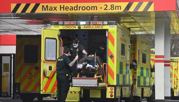 Trabajadores de ambulancia fuera del hospital St Thomas en Londres, Reino Unido, 30 de diciembre de 2020. (EFE/EPA/FACUNDO ARRIZABALAGA).