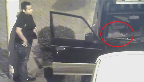 Cámara de seguridad capta a cuatro robando autopartes de una camioneta (VIDEO) 