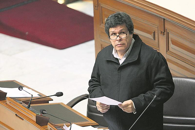 Pleno del Congreso suspende 120 días a Heriberto Benítez