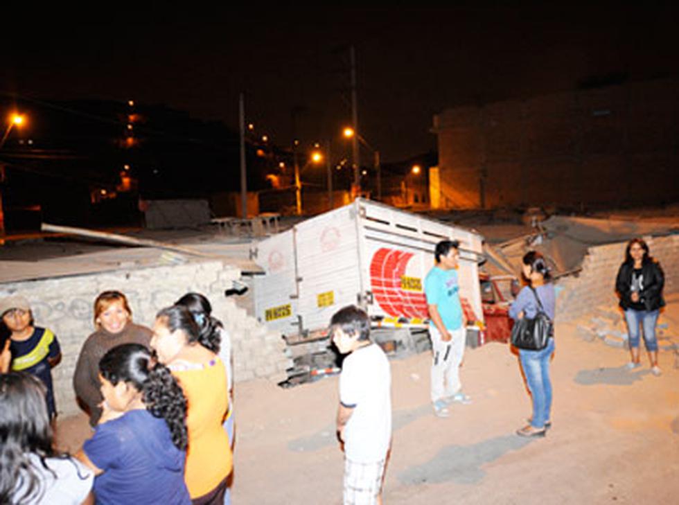 Camión se estrella contra vivienda en Vitarte