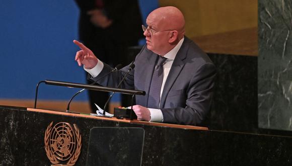 El embajador de Rusia ante las Naciones Unidas, Vassily Nebenzia, habla durante una reunión de la asamblea general de las Naciones Unidas (ONU) luego del veto del consejo de seguridad ruso en la sede de la ONU en la ciudad de Nueva York el 10 de octubre de 2022. (Foto de Andrea RENAULT / AFP)