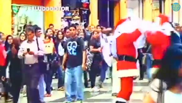 ​Navidad 2014: Divertida cámara escondida de dos Papa Noeles peleando