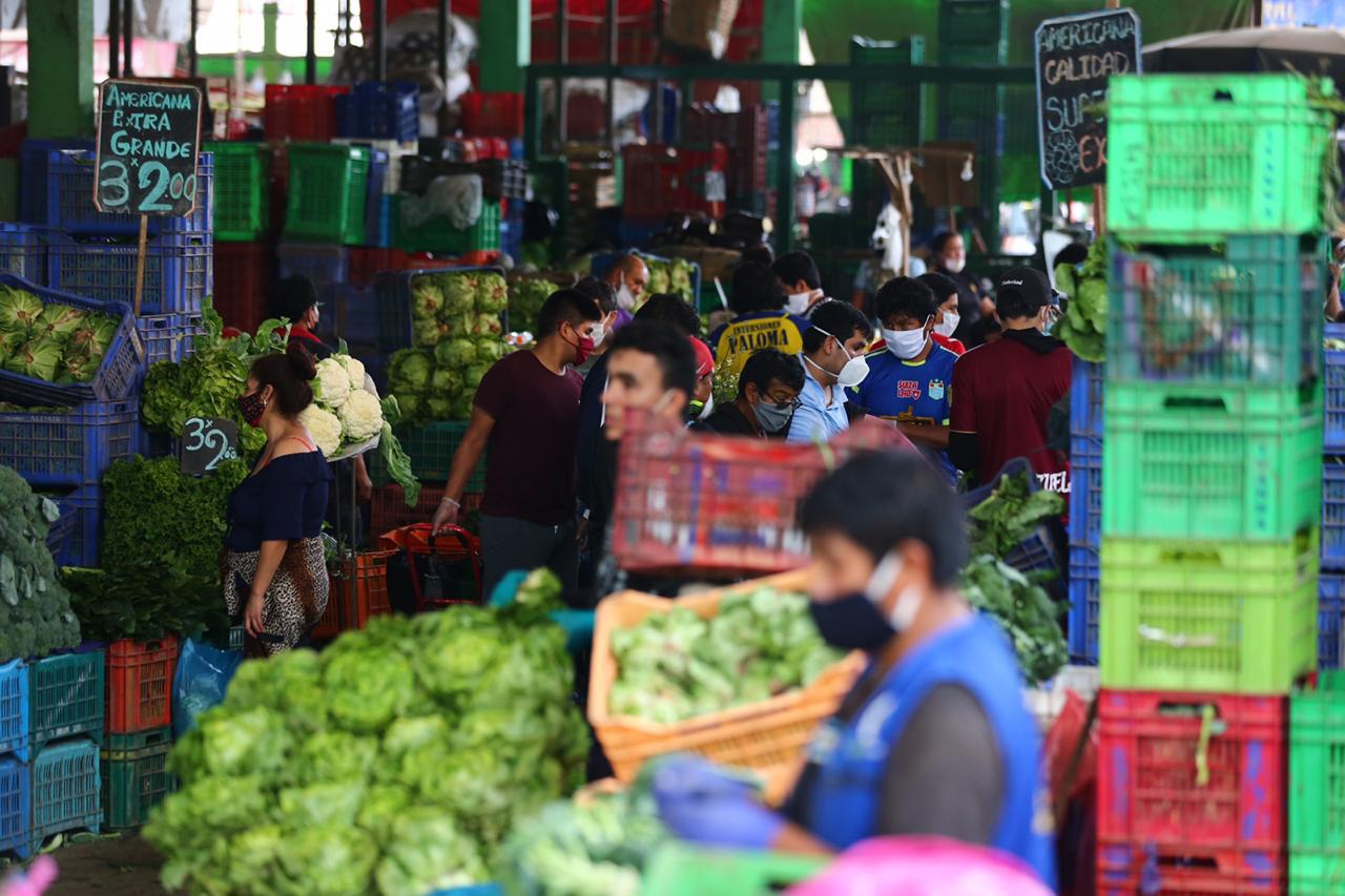 Varones realizando sus compras en el mercado Unicachi de Villa El Salvador. (Foto: HugoCurotto/GEC)