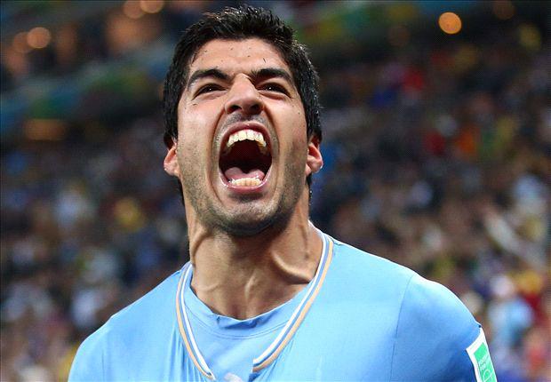Luis Suárez mira el trasero a presentadora en show en vivo (VIDEO)