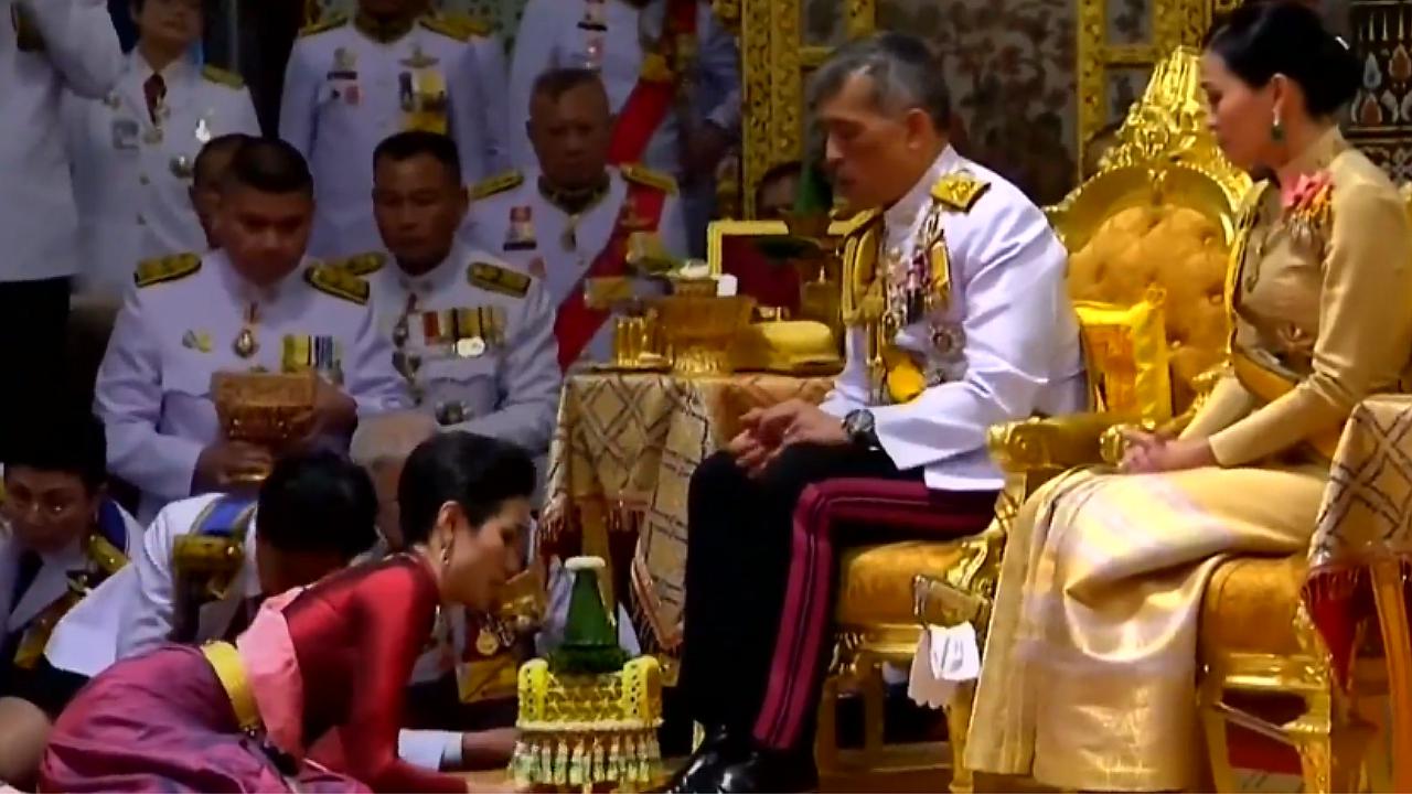 Rey de Tailandia eligió concubina real en presencia de su esposa