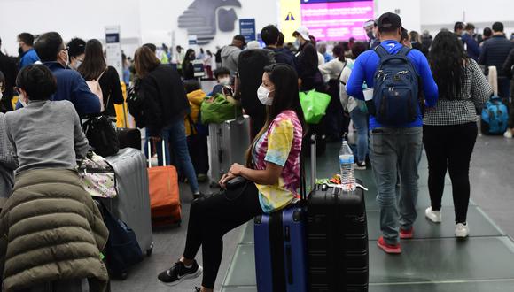 Pasajeros esperan abordar en el aeropuerto internacional Benito Juárez de la Ciudad de México. (Foto de PEDRO PARDO / AFP)