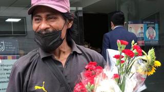 Padre de familia regala flores cada año a fiscalía por encontrar a su hija reportada como desaparecida en México