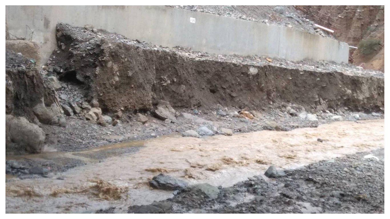 Lluvias destruyen enrocado y colmatan muros en Hualapampa