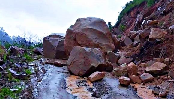 Persistente lluvias originaron que enormes piedras se desprendan y caigan sobre la vía. Se  pide ayuda de las autoridades para poder despejar la zona.