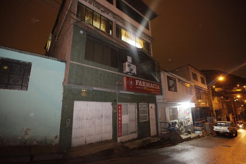 Extorsionadores arrojan granada a farmacia en Independencia