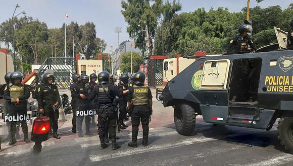 La policía ingresa al campus de la Universidad de San Marcos en Lima el 21 de enero de 2023. (Foto por Carlos MANDUJANO / AFP)