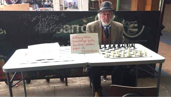 Anciano conmueve en redes por ofrecer clases gratuitas de ajedrez a niñas y niños