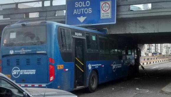​Corredor Azul: Bus se empotró contra puente en la avenida Brasil