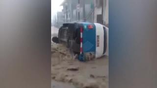 Cajamarca: lluvia torrencial se lleva mototaxi, mercaderías y derriba paredes de viviendas (VIDEO)