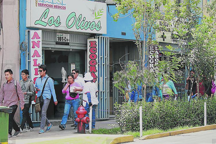 ¿Quién inspecciona los servicios de salud en Arequipa que funcionan con jaladores?