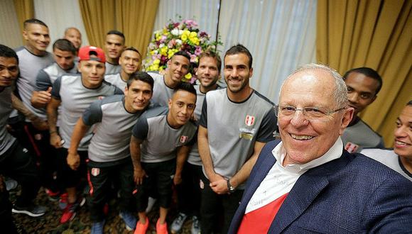 ​Perú vs. Brasil: PPK vistó a la selección antes del partido con Brasil (VIDEO)
