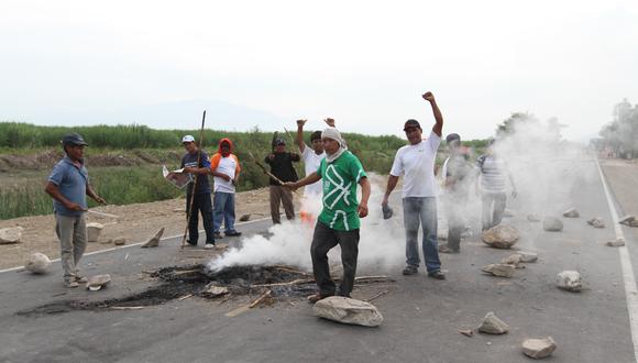 Azucareros bloquean carretera y queman llantas en Chiclayo