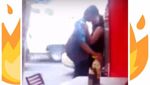 YouTube: protagonizaban apasionado beso en la calle pero les "apagaron el fuego" (VIDEO)