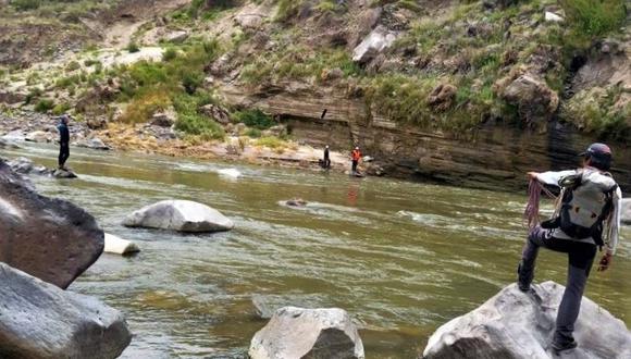 Policías refuerzan búsqueda en el río Colca. (Foto: Cortesía)