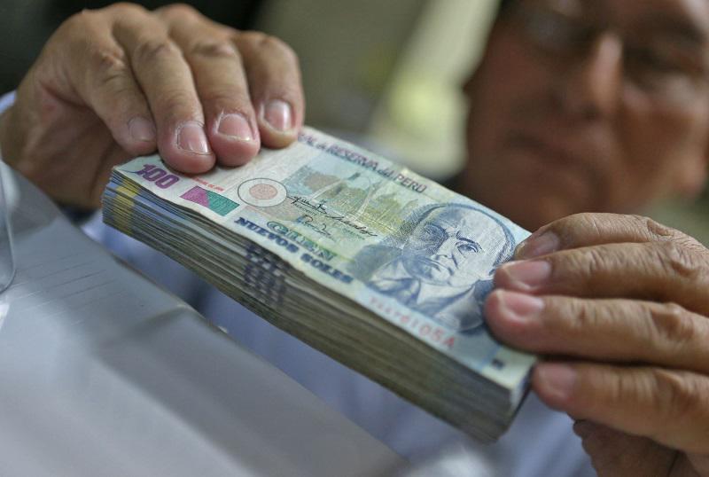 3 consejos para decidir si ahorrar en soles o en dólares