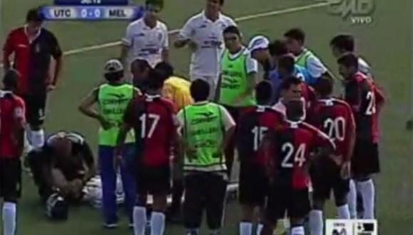 Miguel Mostto tuvo que ser retirado del estadio en ambulancia (VIDEO)