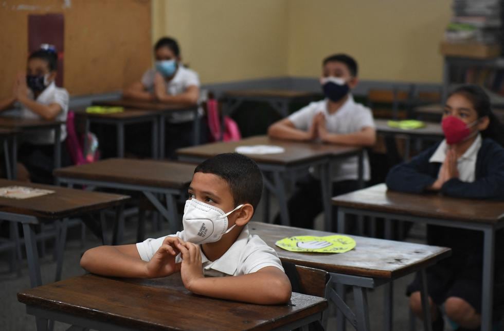 El regreso a clases presenciales coincide con el inicio de la vacunación a niños de 12 años en adelante. De hecho, el presidente Nicolás Maduro anunció el domingo que esta semana prevén incluir escuelas y liceos en los centros de inmunización contra el COVID-19. (Foto: Federico PARRA / AFP)