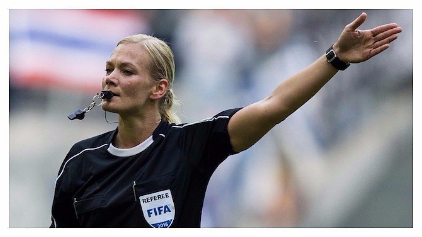 ​Bibiana Steinhaus hace historia al convertirse en la primera mujer árbitro en la Bundesliga 