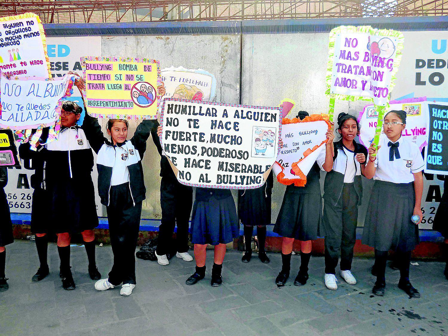 Escolares realizan marcha de sensibilización para frenar el bullying y el pandillaje