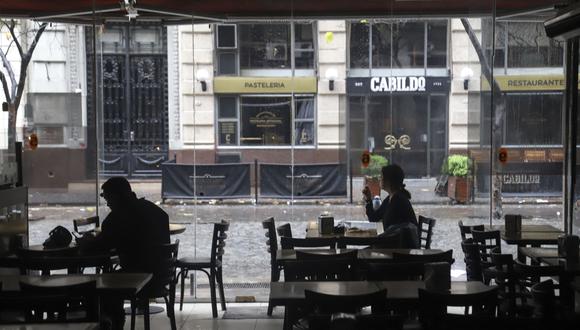Foto referencial que muestra a personas en un restaurante durante un corte de energía en Buenos Aires el 16 de junio de 2019. (Foto: Juan VARGAS / NOTICIAS ARGENTINAS / AFP)