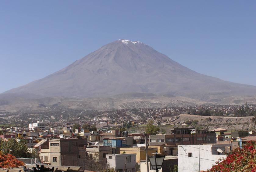 El Misti, el volcán de mayor riesgo en Perú, está despierto y emana gases