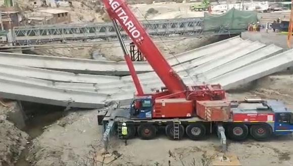 Estructuras de desploman en plena instalación del puente Lurín y dos obreros resultan heridos. (Foto: Erwin Valenzuela/Twitter)