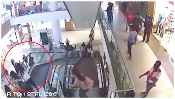India: Niño de 12 años muere al caer de las escaleras eléctricas de un centro comercial (VIDEO)