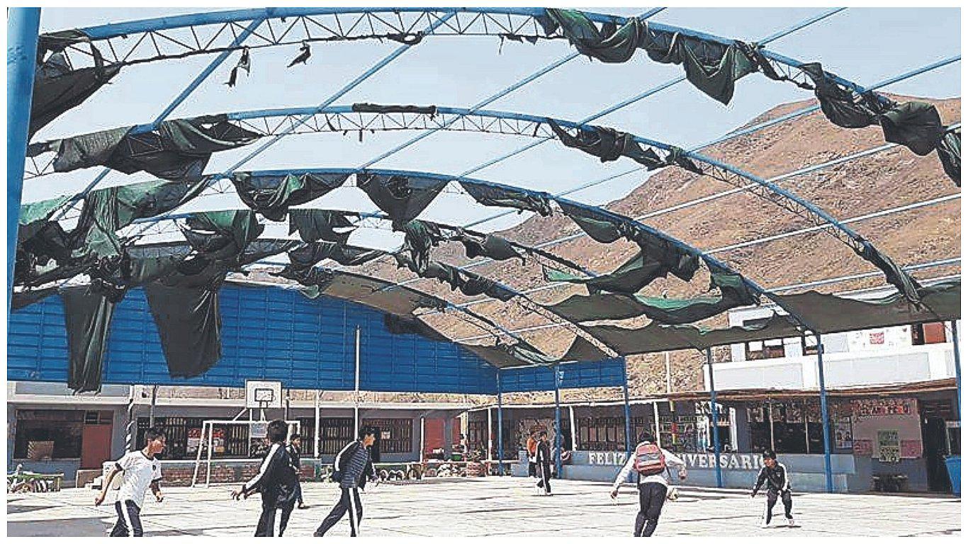 La malla raschel del techo de un colegio del Puerto Casma se cae a pedazos  