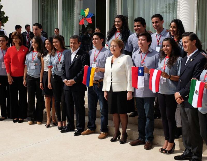 Ollanta Humala y Michelle Bachelet no se reúnen en cita bilateral pero se toman foto con becarios 